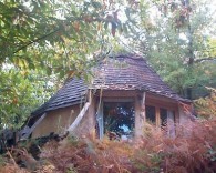 Une maison de paille à ossature bois : Olivier : « En 1995, le Centre Ecologique de Vaugran en Cévennes gardoises met à ma disposition sept hectares pour le (...)